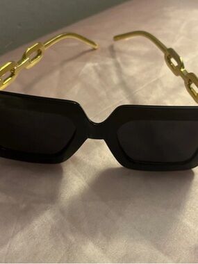 Source Unknown Black Rectangle Sunglasses with Gold Chain Temples
